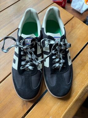 Back 70 Size 38 Black and White Retro Stripe Women's Sneakers